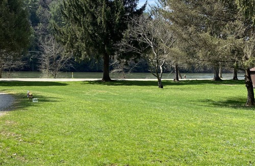 Warren House | River view getaway