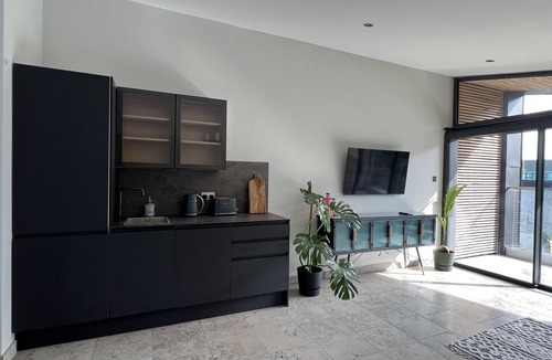 Wraysbury Cabin | River view guest house, Jacuzzi, boat, Fire Hire