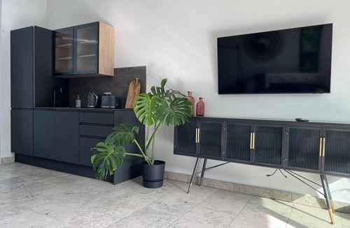 Wraysbury Cabin | River view guest house, Jacuzzi, boat, Fire Hire