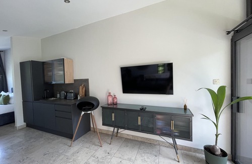 Wraysbury Cabin | River view guest house, Jacuzzi, boat, Fire Hire