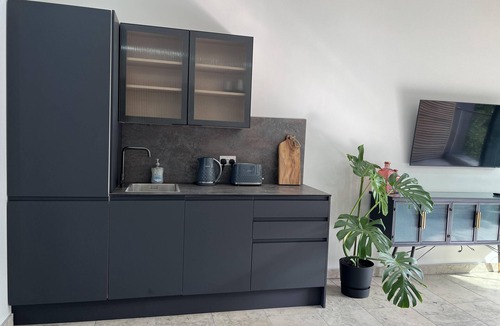 Wraysbury Cabin | River View Guest House, Jacuzzi, Boat, Fire Hire