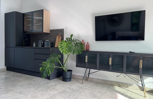 Wraysbury Cabin | River View Guest House, Jacuzzi, Boat, Fire Hire