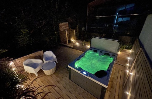 Wraysbury Cabin | River View Guest House, Jacuzzi, Boat, Fire Hire