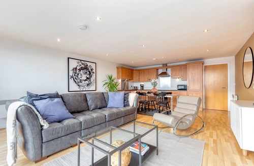 Finnieston Apartment | River View Height Apartment with Parking