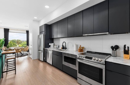 North Capitol Condo | River View High-End Condo with Private Patio and FREE Parking