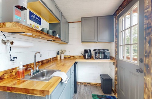 Cedar Bluff House | River-View Home w/Fire Pit & Grill!