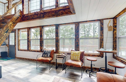 Cedar Bluff House | River-View Home w/Fire Pit & Grill!