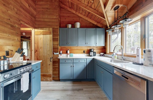 South Bristol Cottage | River view home w/lovely deck, views & fireplace