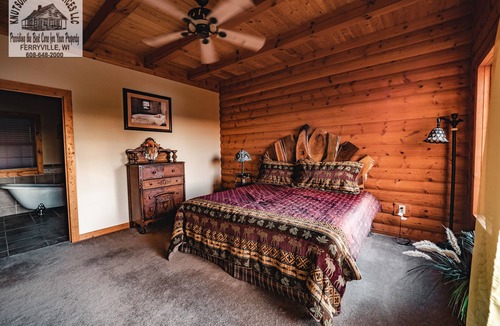De Soto Cabin | River View Lodge, Sunset Views Over Mississippi River w/Hot Tub