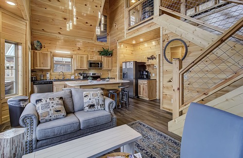 Pigeon Forge Cabin | River View | Pigeon Forge | Arcade | Hot Tub | WiFi | Fireplace