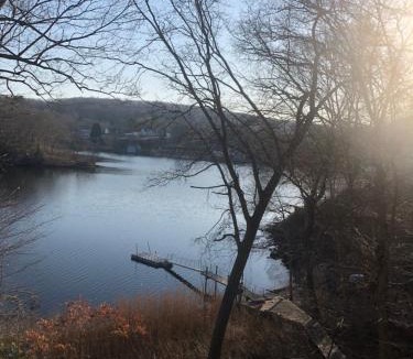 Quaker Hill House | River view private light house