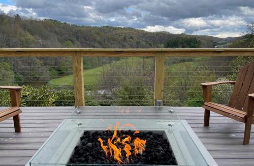 Boone House | River View Retreat