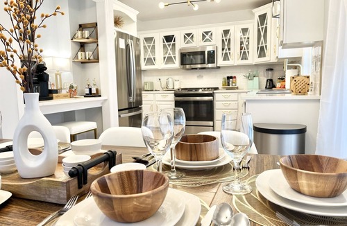 St. Charles House | River View, walk to town, stylish, Spacious