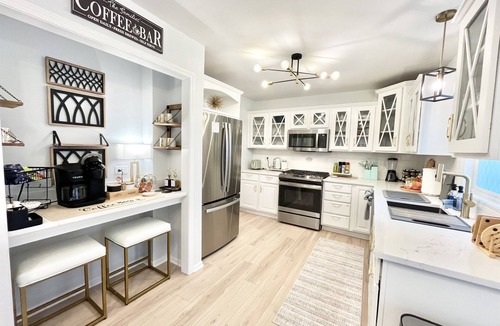 St. Charles House | River View, walk to town, stylish, Spacious