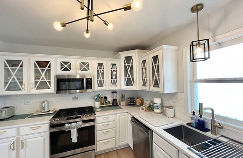 St. Charles House | River View, walk to town, stylish, Spacious