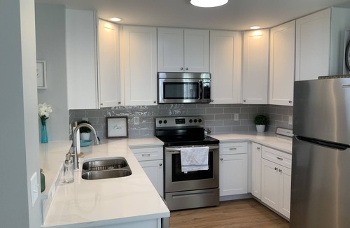 Laneview House | River view with short walk to beach