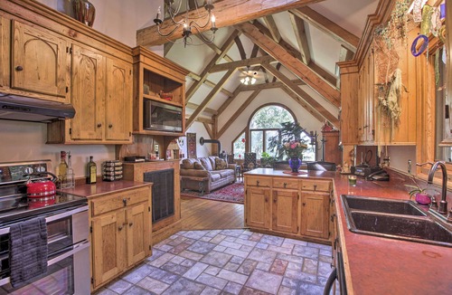 Scottsville Apartment | River Views + Deck: Peaceful Virginia Retreat