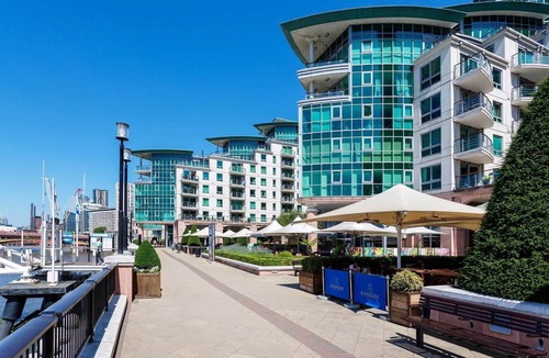 Vauxhall Apartment | River Views from Vauxhall, by Veeve