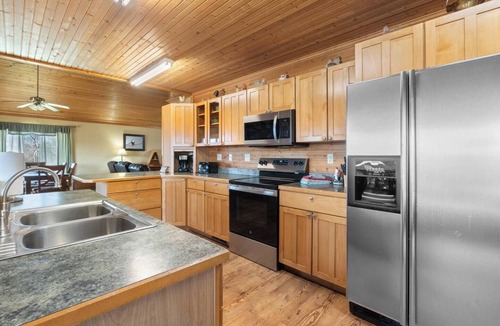 Eureka Springs House | River Views, Hot Tub, Sleeps 10!