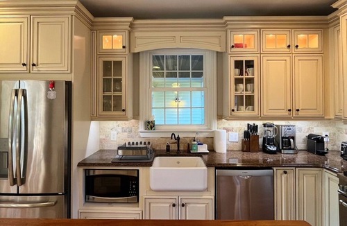 Sheffield House | River Views, Mini Gym, Deck + Fire Pit, Sleeps 8