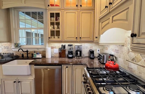 Sheffield House | River Views, Mini Gym, Deck + Fire Pit, Sleeps 8