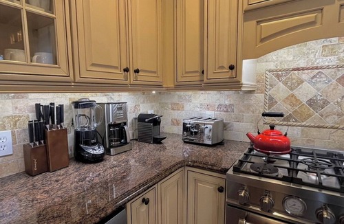 Sheffield House | River Views, Mini Gym, Deck + Fire Pit, Sleeps 8