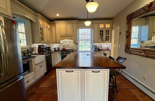 Sheffield House | River Views, Mini Gym, Deck + Fire Pit, Sleeps 8