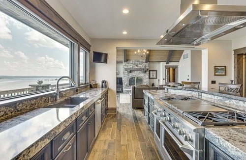 Peru House | River Views + Wraparound Deck: Dubuque Getaway