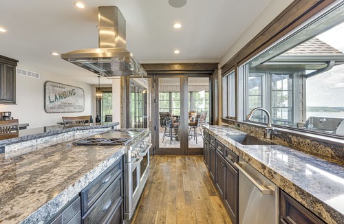 Peru House | River Views + Wraparound Deck: Dubuque Getaway