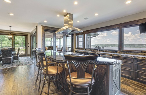 Peru House | River Views + Wraparound Deck: Dubuque Getaway