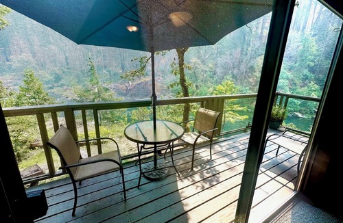 Roseburg House | River Vista Homes: Perfect for Fishing, Swimming, and Relaxing by the Water