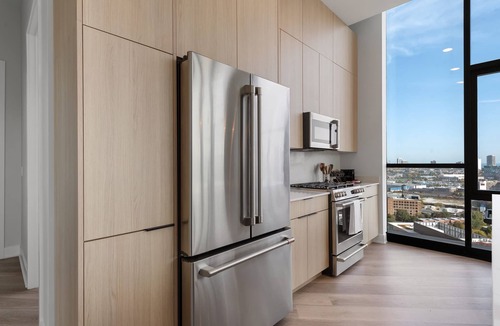 River West Apartment | River West 3BR Penthouse Duo: Skyline Comfort