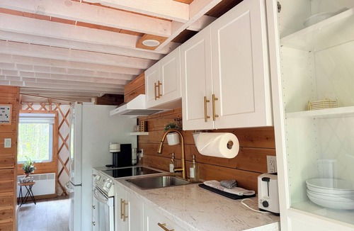 Sainte Rose du Nord Ski Chalet | River/Wooden Hottub Yurt in Nature