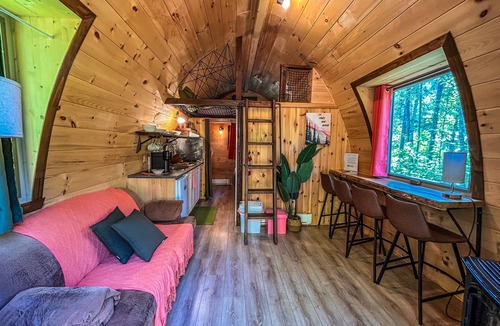 Sainte Rose du Nord Cabin | River/wooden hottub Hobbit's cabin in the wood!