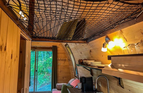 Sainte Rose du Nord Cabin | River/wooden hottub Hobbit's cabin in the wood!
