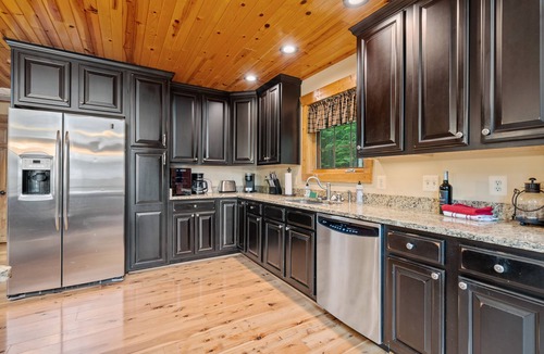 Bentonville House | River Woods Retreat:10min to River, L2 EV, Hikes, 2 Fireplaces, Hottub, SP 10mi