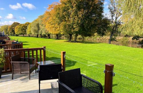 Tiddington Ski Chalet | Riverbank Lodge