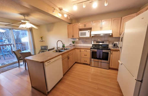 Southeast Calgary House | Riverbend Abode 5m to Fish Creek + W/D-BathTub