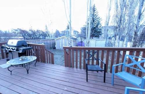 Southeast Calgary House | Riverbend Abode 5m to Fish Creek + W/D-BathTub