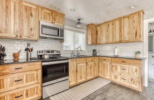 Zigzag Cabin | Riverbend Cabin Hot Tub, River Front Dog Friendly
