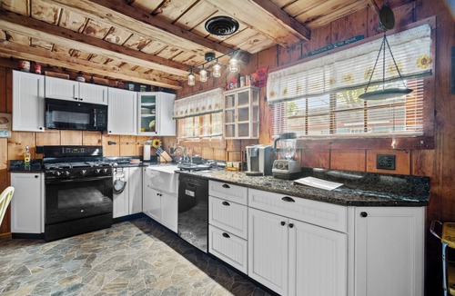 Lake Luzerne-Hadley Cabin | Riverbend Cabin - Wonderful 2-bedroom home