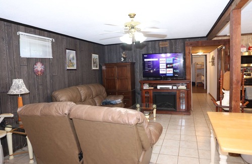 Leasburg House | Riverbend Getaway-Adventure awaits- minutes to swim, float, fish, hike and relax