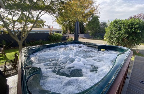 Palmerston North House | Riverdale Retreat - spa pool & spa bath