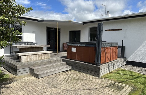 Palmerston North House | Riverdale Retreat - spa pool & spa bath