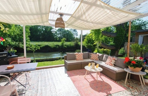 Sainte-Gemme-Moronval House | Riverfront house