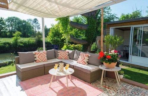 Sainte-Gemme-Moronval House | Riverfront house