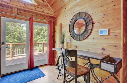 White Haven Cabin | Riverfront | 6BR | HotTub | Games | Pool Table