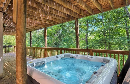 White Haven Cabin | Riverfront | 6BR | HotTub | Games | Pool Table