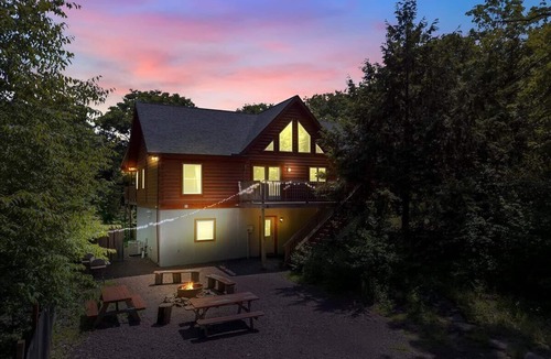 White Haven Cabin | Riverfront | 6BR | HotTub | Games | Pool Table