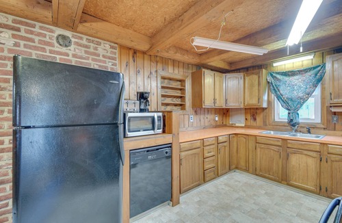 Baldwinsville Apartment | Riverfront Baldwinsville Apartment w/Shared Deck!